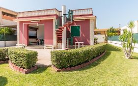 Red House Near The Sandy Beach, Parking & Wi-Fi